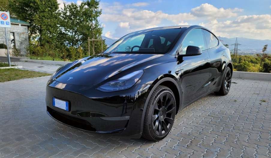 Tesla Model Y (1)